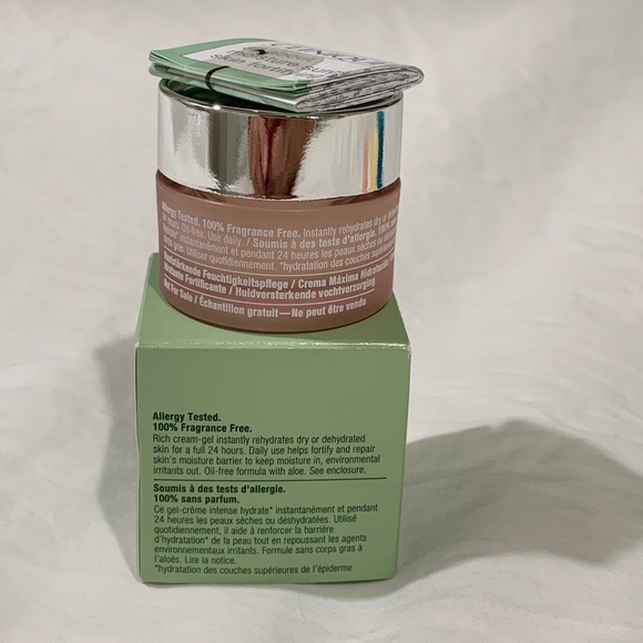 ๐ธ *Brand New* Clinique Skincare Bundle ๐ธ - Picture 3 of 5